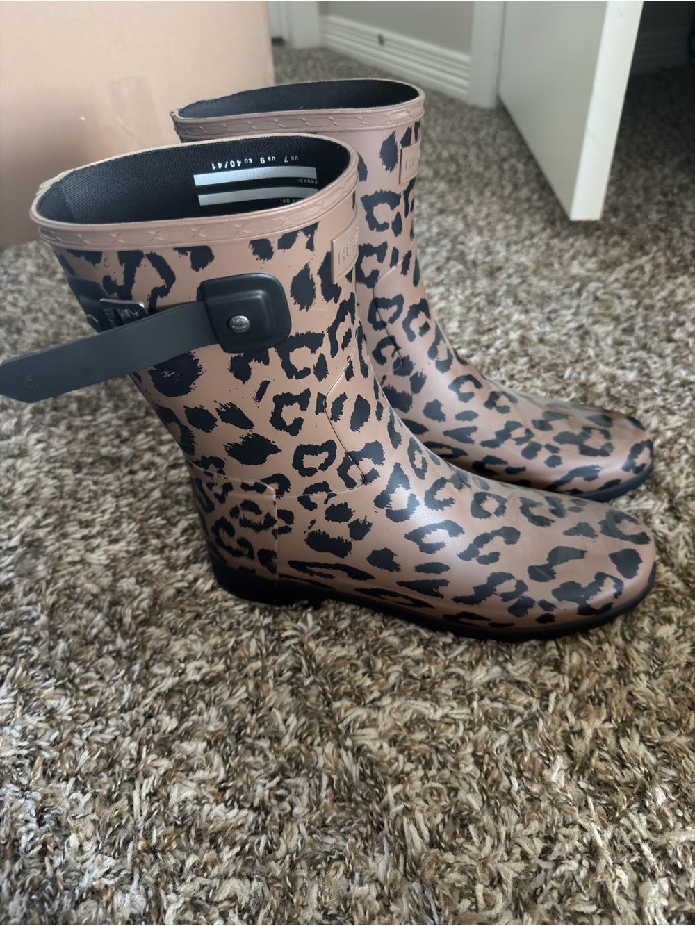 Hunter Original Refined Short Leopard Rain Boots.     Size 9